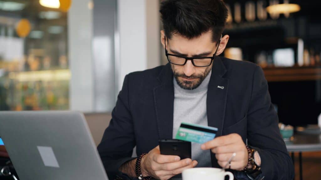 Pessoa analisando cobrança bancária no celular
