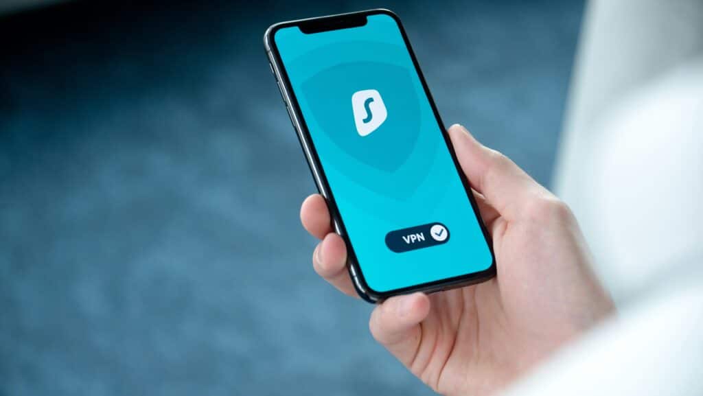 Pessoa analisando possível fraude bancária no celular